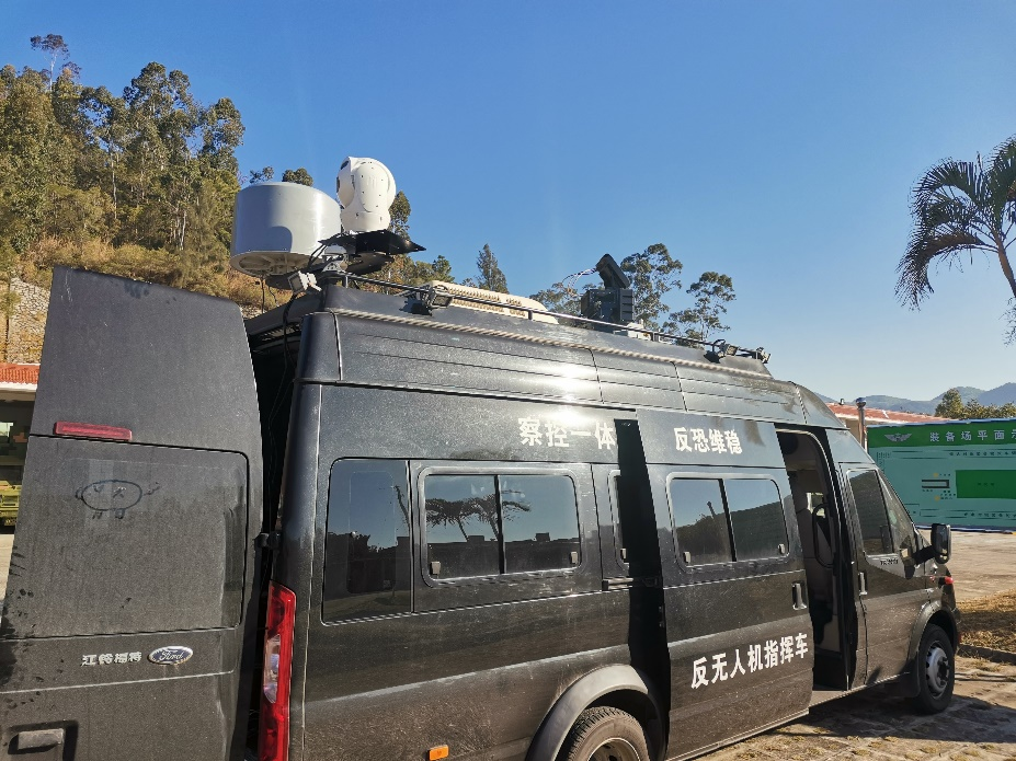 Système de contre-mesure des drones montés sur véhicule